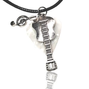 WORLD GOBLINS Regalo para Músico Original con Guitarra y Púa Hecho a Mano. Colgante Collar con Nota Musical Bañado en Plata Oxidada 925 (Blanco)