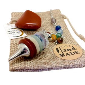 Péndulo Radiestesia Profesional 7 Chakras Piedra Natural 47x17 mm con Cadena Plata de Ley | Adivinación Reiki Meditación Tarot | Herramienta Espiritual Equilibrio Energético + Jaspe Rojo