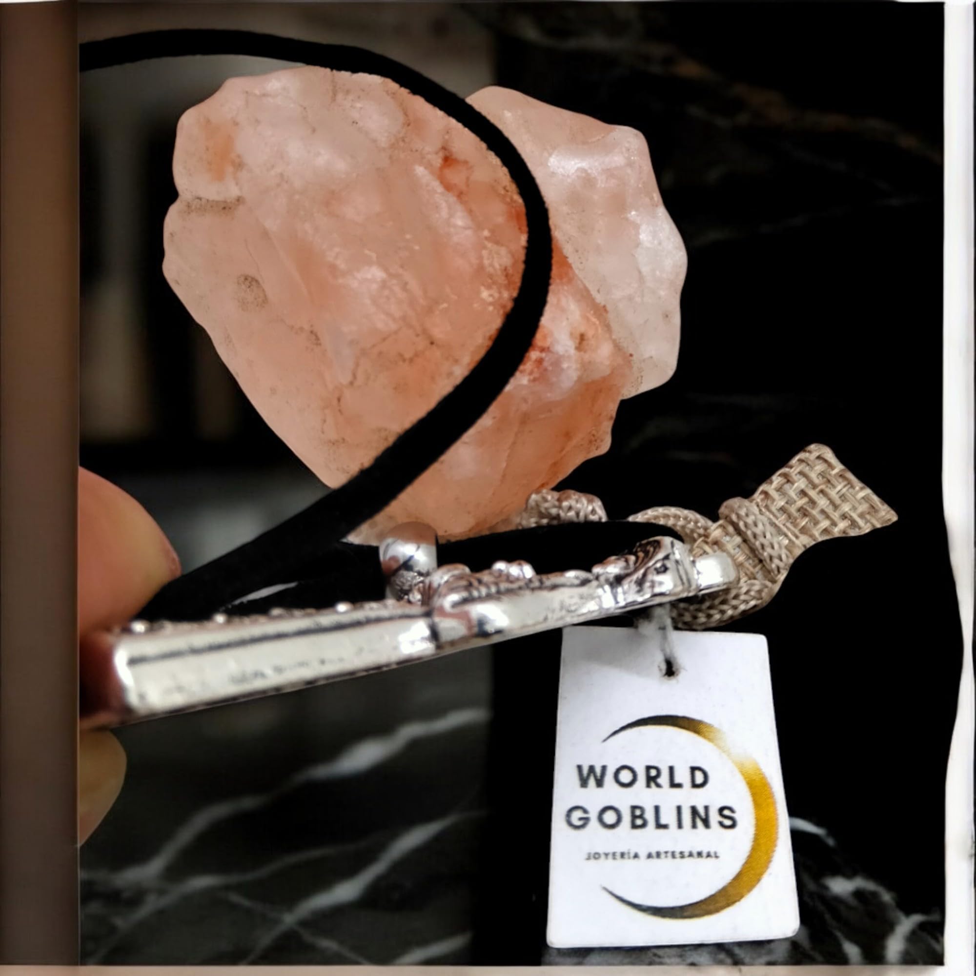 WORLD GOBLINS Collar Virgen del Rocío Pastora. Blanca Paloma Protectora de Almonte, Joyería Rociera, Protección y Suerte + Bolsa de Yute Artesanal Hechas a Mano. (PASTORA-ROCÍO 5.4cm) - Imagen 3