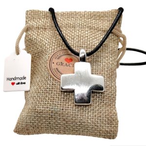 WORLD GOBLINS Collar con Cruz Plata Ancha Lisa, Gargantilla Cuero Encerado 45cm. Cadena Cierre Acero Inoxidable. Regalo Original Parejas Regalos Hombre Mujer, Joyería Hecha en España (Cruz Ancha Lisa)