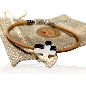 WORLD GOBLINS Pulsera Cuero con Cruz Lisa Hecha a Mano para Hombre y Mujer. Brazalete de Piel Natural con Cierres de Acero Inoxidable. Joyería +Bolsa Yute de Regalo