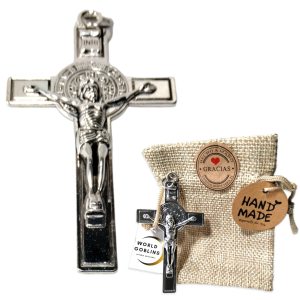 Cruz de San Benito Plata, Crucifijo, Jesucristo, Cristo Crucificado, Imagen Jesús 9 CM. Regalo Religioso para Hombre y Mujer +Bolsa de Yute Regalo. Regalo Original Católico (Plata San Benito 9cm)