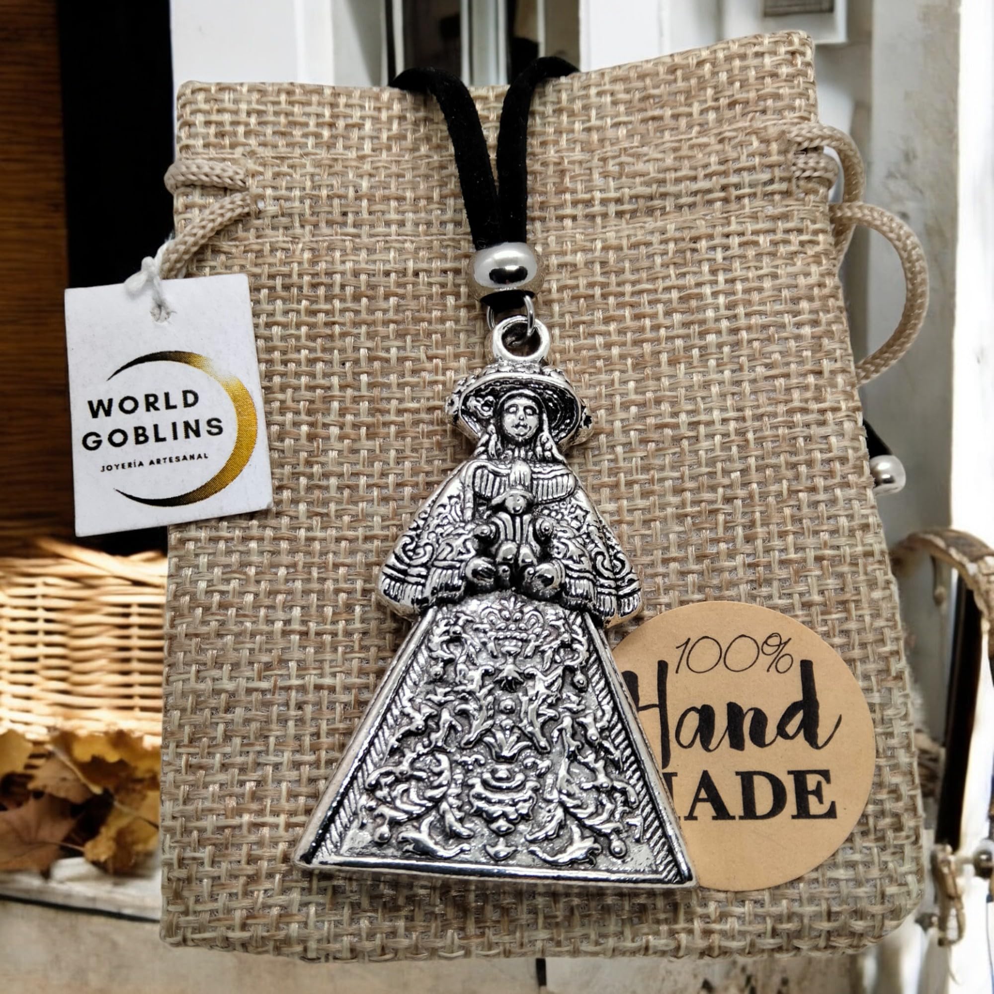 WORLD GOBLINS Collar Virgen del Rocío Pastora. Blanca Paloma Protectora de Almonte, Joyería Rociera, Protección y Suerte + Bolsa de Yute Artesanal Hechas a Mano. (PASTORA-ROCÍO 5.4cm) - Imagen 4