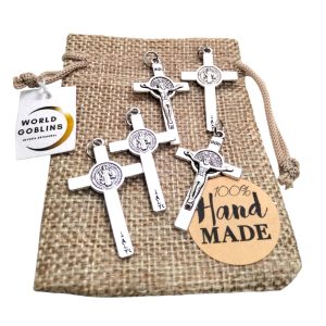 WORLD GOBLINS Cruz de San Benito Plata 5pcs, Colgante Crucifijo Jesucristo, Cristo Crucificado. Regalo Religioso para Hombre y Mujer + Bolsa de Yute Regalo. San benito Apostol (Plata 5 Unds)