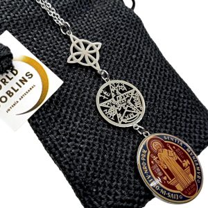 WORLD GOBLINS Collar Triple Protección Mujer | Acero Inoxidable Titanio 316L | Nudo de Bruja, Tetragramatón y San Benito | Amuleto Espiritual Protector, Joyería Espiritual. Magia Wicca