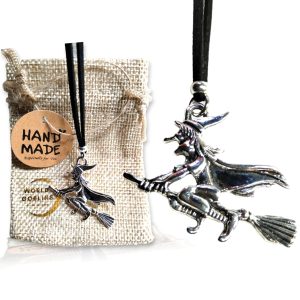 WORLD GOBLINS Collar Nudo de Bruja Amuleto Plata | Antelina Negra 50cm Adaptable para Hombre y Mujer | Amuleto | Protección contra Hechizos + Bolsa de Yute Hecha a Mano Regalo (Bruja Relieve)