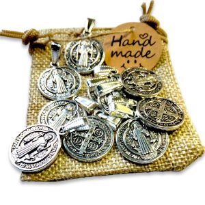 10 Medallas de San Benito Plata 22mm. Colgantes Católicos para Regalo. Medalla Religiosa, Cristiandad + Bolsa de Yute | Suerte, Poderes contra el Mal de Ojo y Protección (10 San Benito "22mm")
