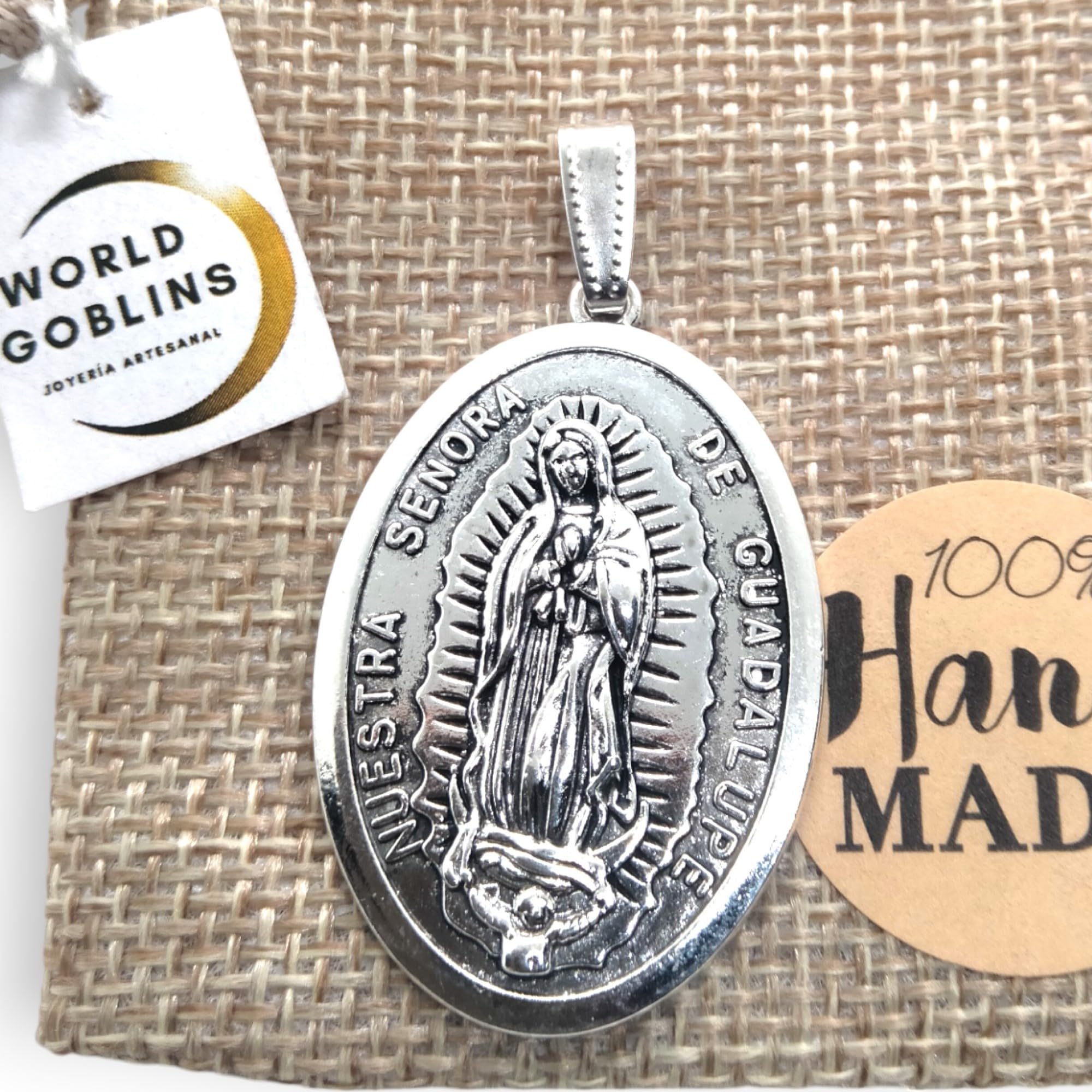 Medalla Virgen de Guadalupe. Colgantes Religiosos Chapados en Plata 12 micras, Protección y Suerte + Bolsa de Yute Artesanal Hechas a Mano. Fabricado en Córdoba - España (VIRGEN DE GUADALUPE) - Imagen 8