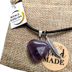 Collar de Amatista Natural Piedra Natural Hecho a Mano. Colgante Corazón 2cm con Pluma Plata. Gargantilla Mujer Piedras Energéticas. Adaptable +Bolsa Yute Artesanal Regalo Original (Amatista)