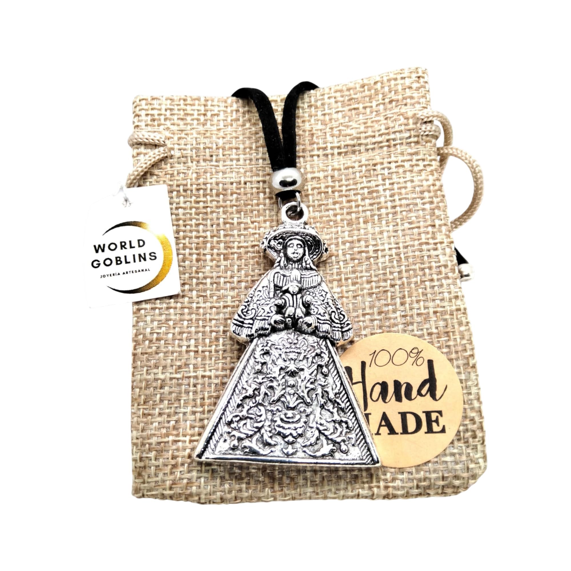 WORLD GOBLINS Collar Virgen del Rocío Pastora. Blanca Paloma Protectora de Almonte, Joyería Rociera, Protección y Suerte + Bolsa de Yute Artesanal Hechas a Mano. (PASTORA-ROCÍO 5.4cm)