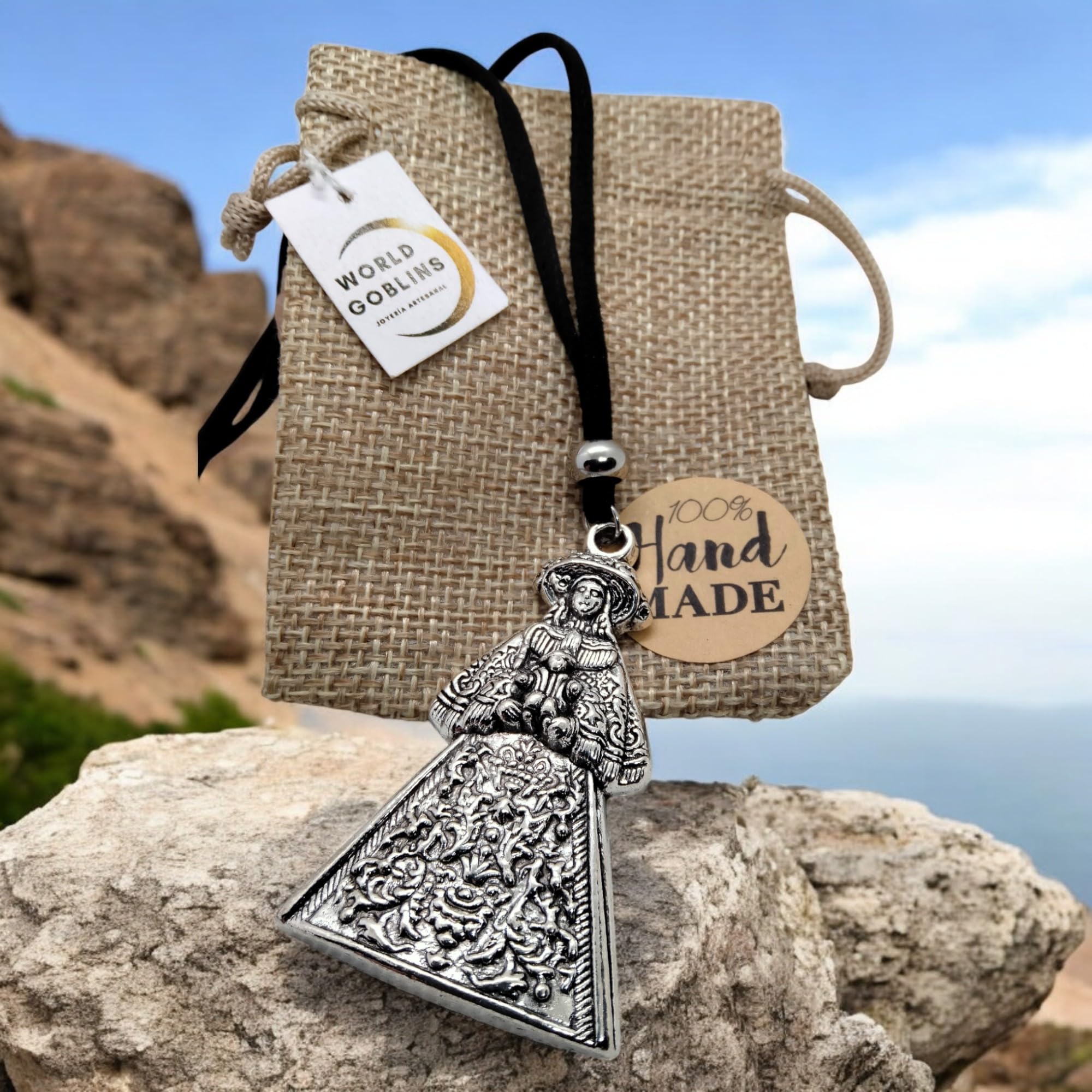 WORLD GOBLINS Collar Virgen del Rocío Pastora. Blanca Paloma Protectora de Almonte, Joyería Rociera, Protección y Suerte + Bolsa de Yute Artesanal Hechas a Mano. (PASTORA-ROCÍO 5.4cm) - Imagen 6