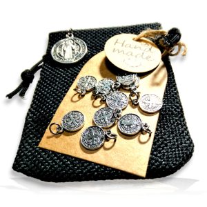 10 Medallas de San Benito en Plata + Medalla de 2,1 cm. Colgantes para Regalo. Cristiandad + Bolsa de Yute, Diámetro 1 cm | Amuleto Mal de Ojo, Protección (+ Medalla 21mm)