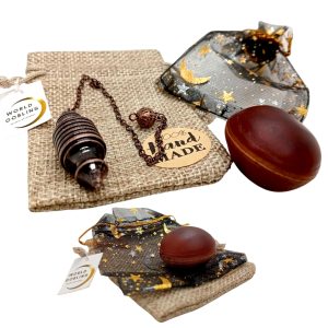 WORLD GOBLINS Péndulo Testigo Radiestesia Bronce Desenroscable 38x15 mm | Cadena Estilo Bronce | Esotérico Profesional Adivinación Reiki Meditación Energía Espiritual con Semilla Ojo de Buey