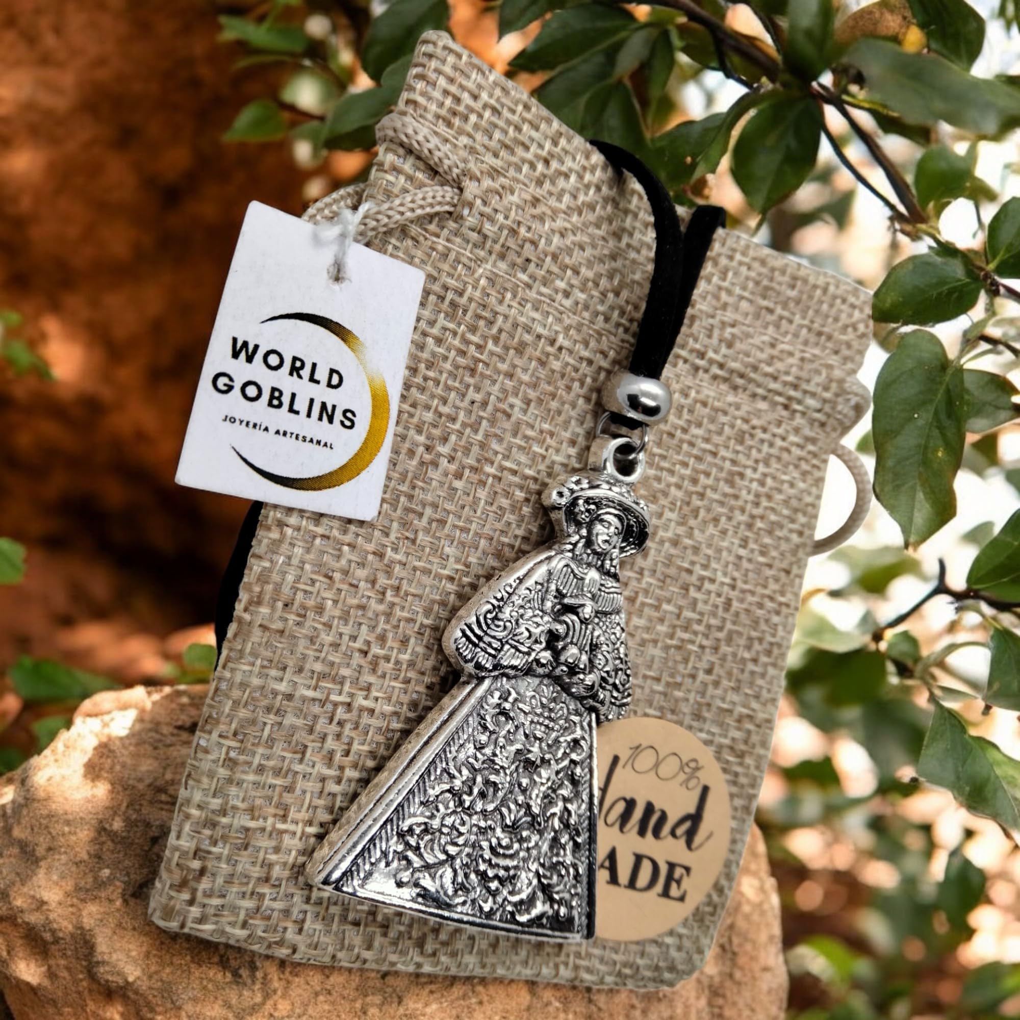 WORLD GOBLINS Collar Virgen del Rocío Pastora. Blanca Paloma Protectora de Almonte, Joyería Rociera, Protección y Suerte + Bolsa de Yute Artesanal Hechas a Mano. (PASTORA-ROCÍO 5.4cm) - Imagen 8