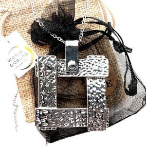WORLD GOBLINS Collar Llamativo Hecho a Mano con Cadena Acero Inoxidable 316L. 50 cm. Colgante Cuadrado 4x4 cm, Plateado en Plata 925 (12 Micras) – Diseño Único y Elegante (DESING GOBLINS)